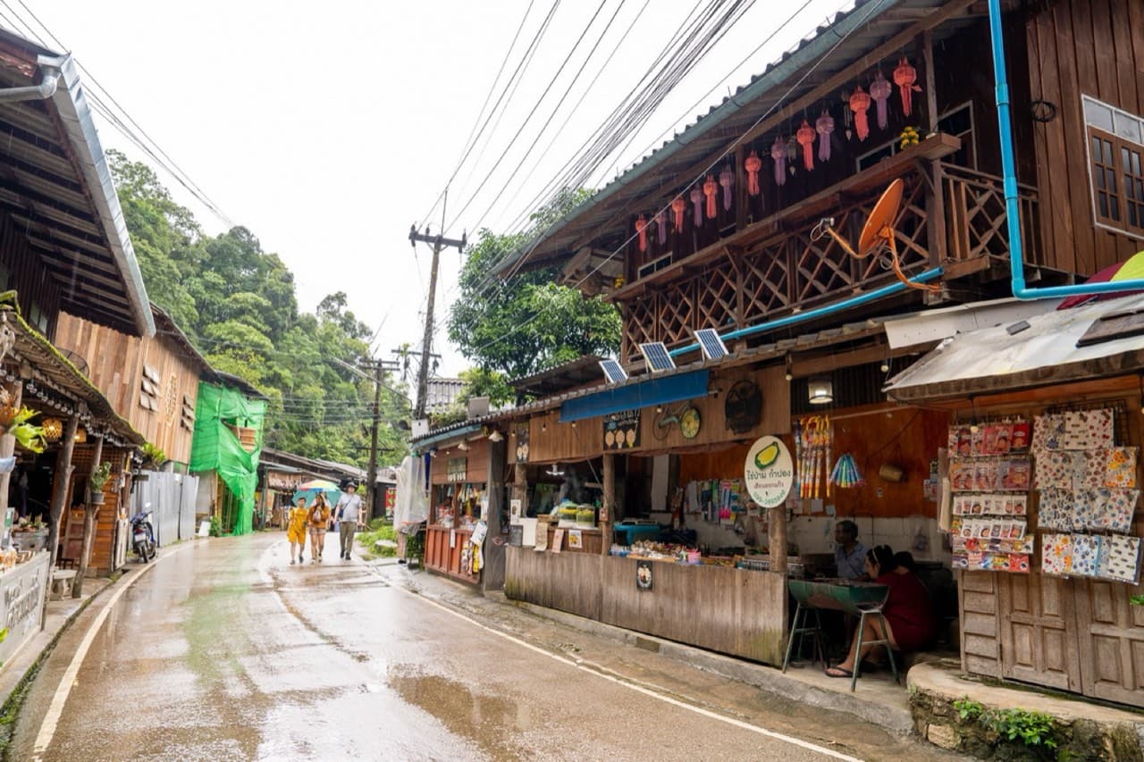 บ้านไม้ริมถนนในหมู่บ้านแม่กำปอง