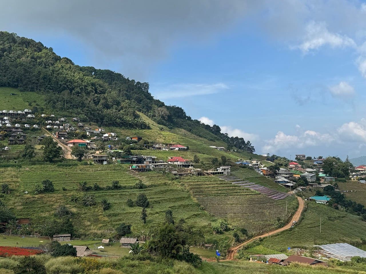 หมู่บ้านบนเนินเขาภาคเหนือ ทุ่งขั้นบันไดและทะเลภูเขา