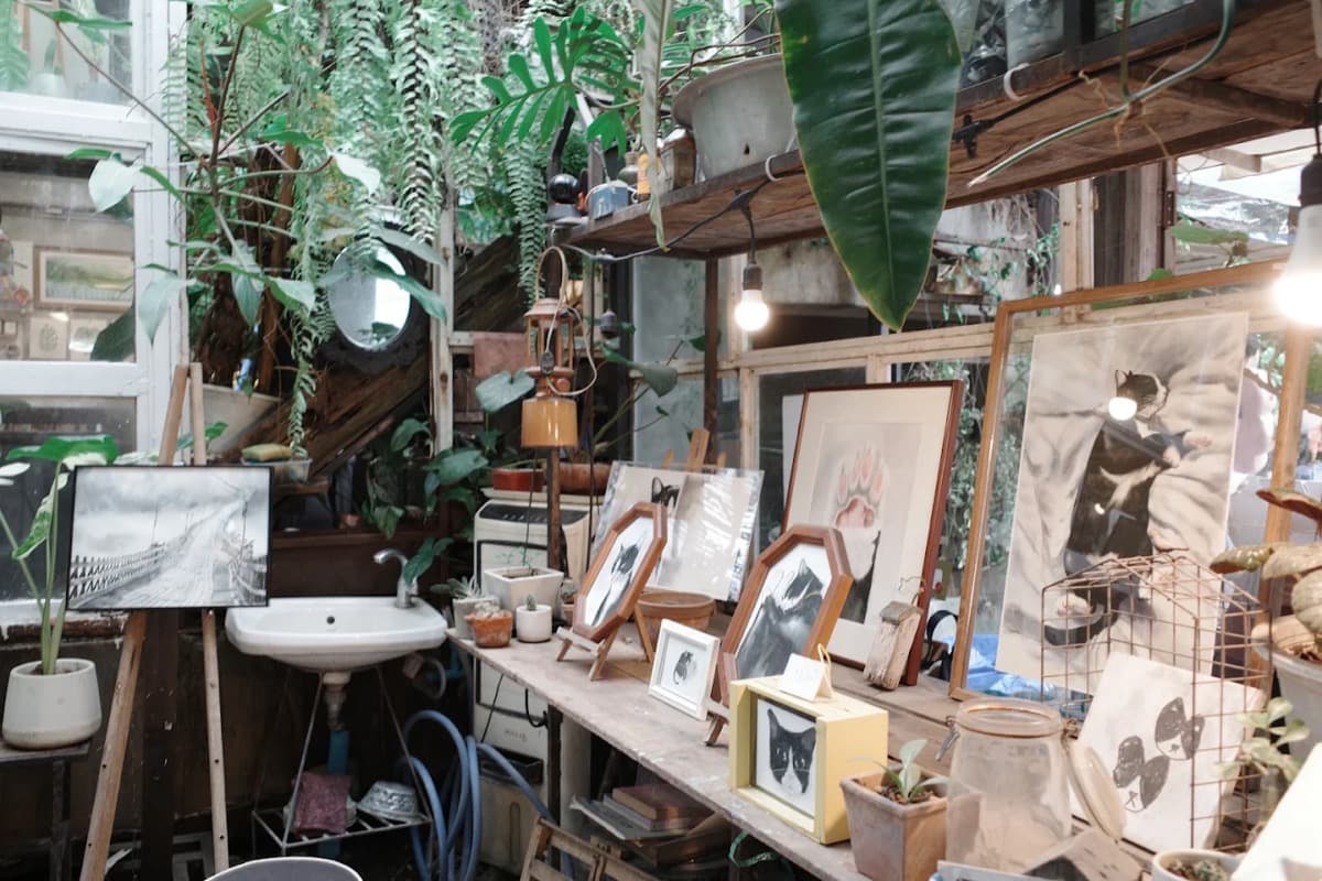 มุมร้านงานคราฟต์และภาพวาดในบ้านข้างวัด