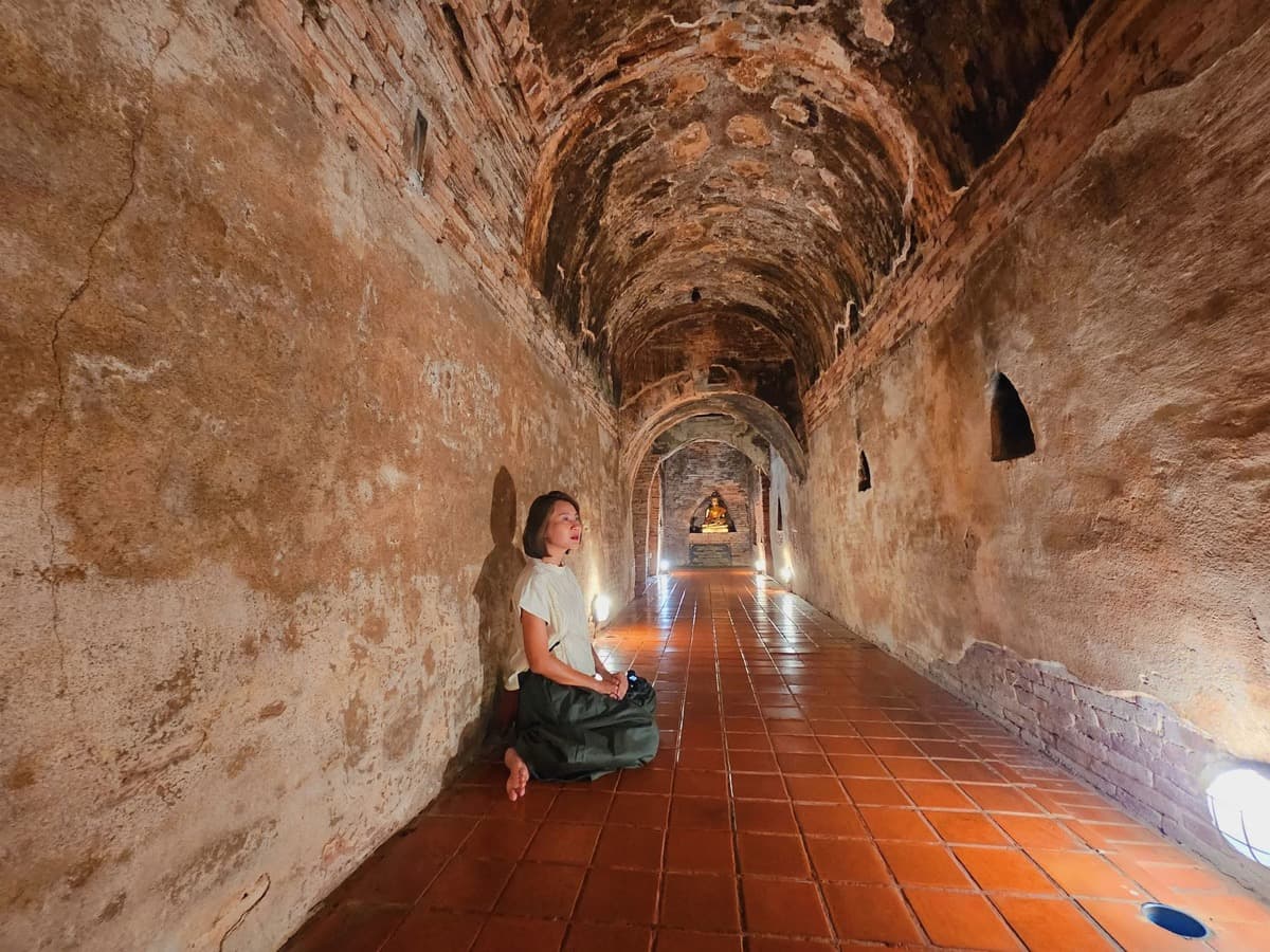 อุโมงค์โบราณในวัดอุโมงค์ มีพระพุทธรูปอยู่สุดทาง